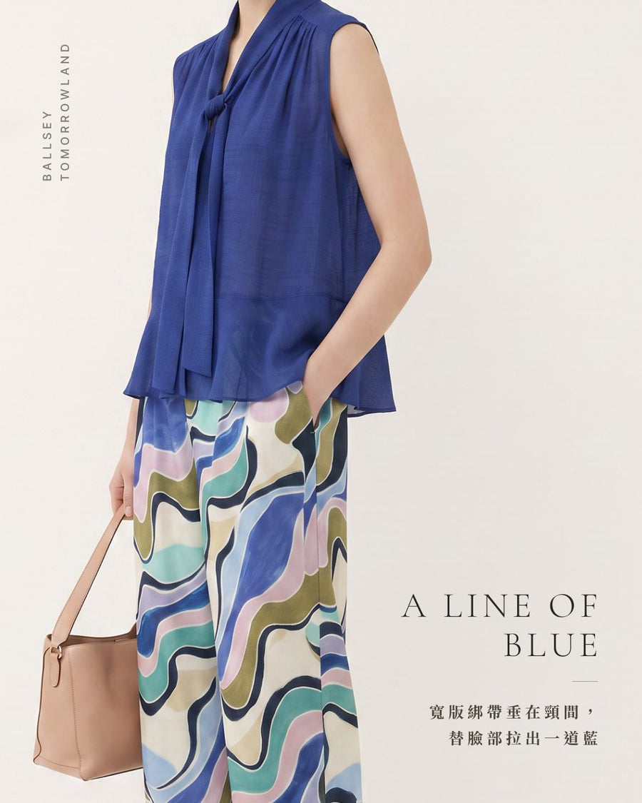 BALLSEY TOMORROWLAND — A LINE OF BLUE:寬版綁帶從頸間垂落,讓一抹藍成為視線的停留處。