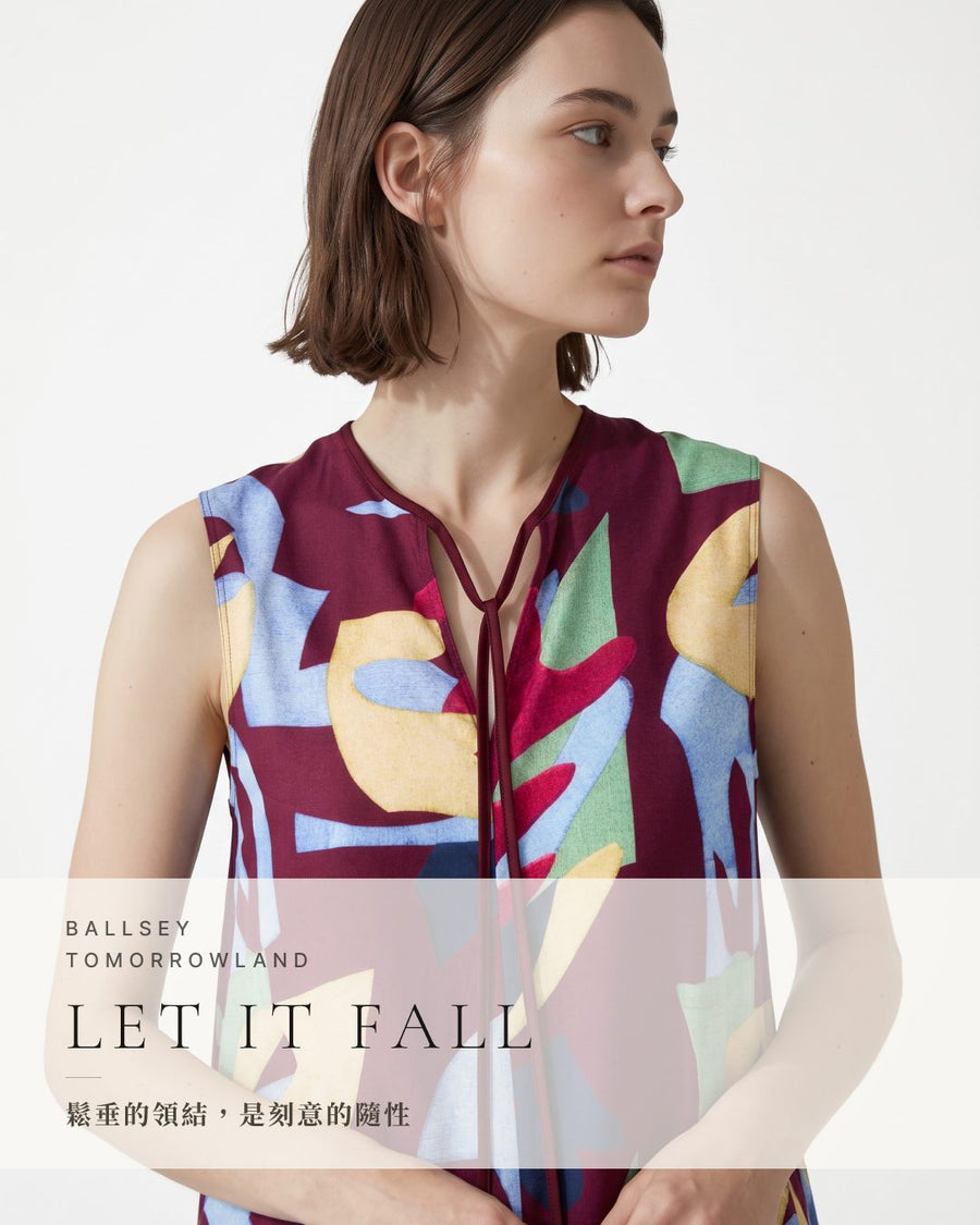 BALLSEY TOMORROWLAND — LET IT FALL:領口的結鬆鬆繫著,讓布料沿前身自然垂落。