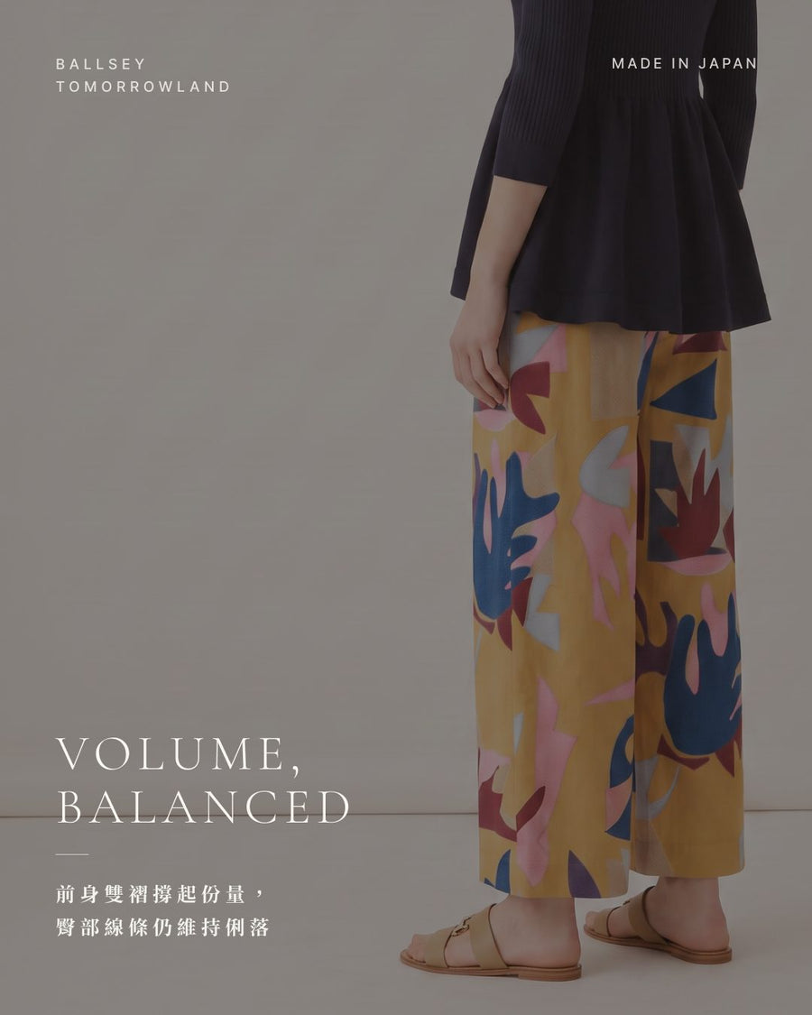 BALLSEY TOMORROWLAND — VOLUME, BALANCED:前身褶襉帶出寬褲的舒展份量,腰臀線條保持俐落。