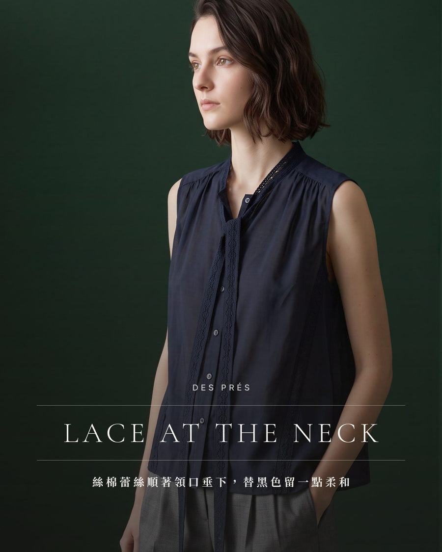 DES PRÉS — LACE AT THE NECK:蕾絲沿領口垂落,為黑色添上細緻層次。