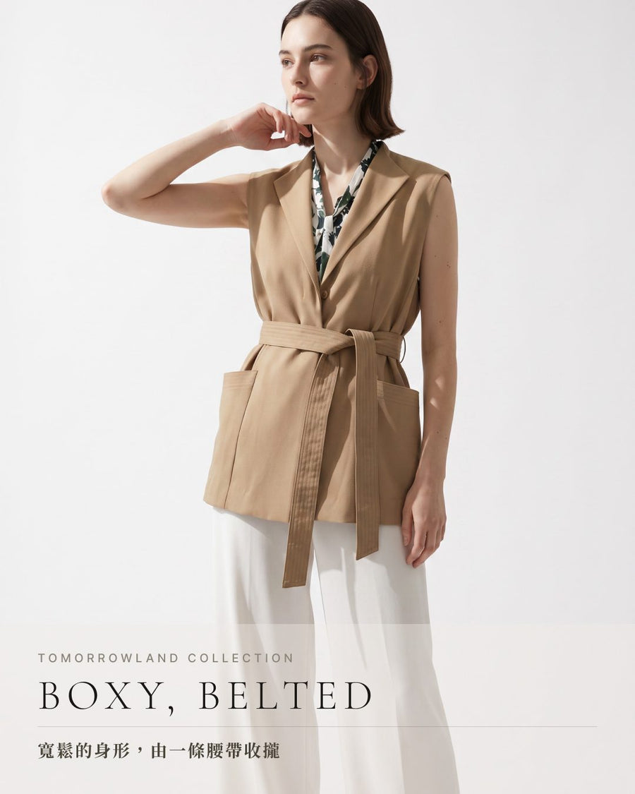 TOMORROWLAND collection — BOXY, BELTED:寬鬆箱型搭配俐落排釦,單穿便有清楚的輪廓。