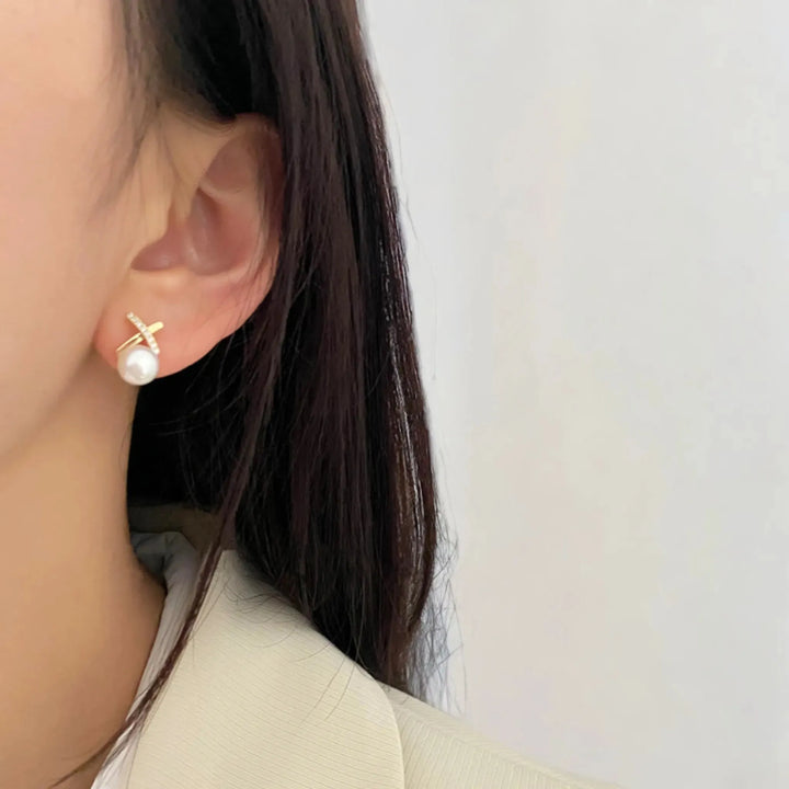 交叉水鑽金屬單珍珠耳環-金