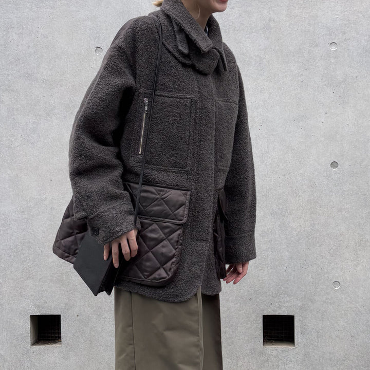 羊毛異材質拼接設計中長版大衣 - 深灰｜Audrey and John Wad