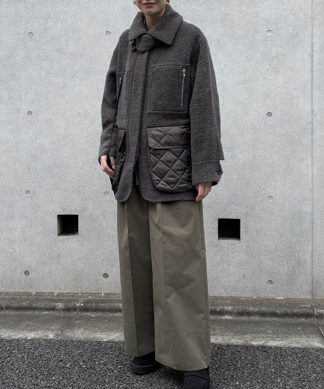 羊毛異材質拼接設計中長版大衣 - 深灰｜Audrey and John Wad