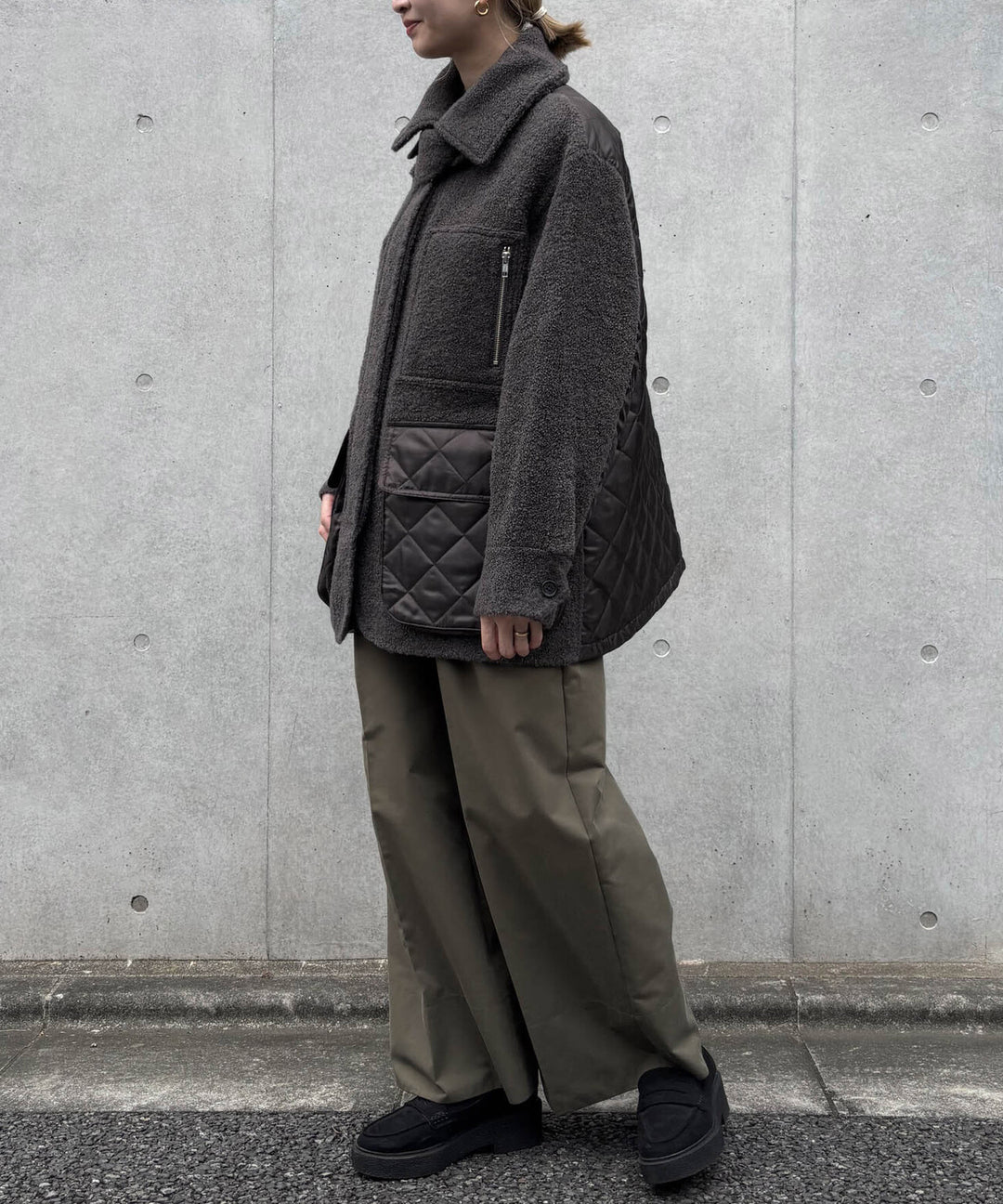 羊毛異材質拼接設計中長版大衣 - 深灰｜Audrey and John Wad