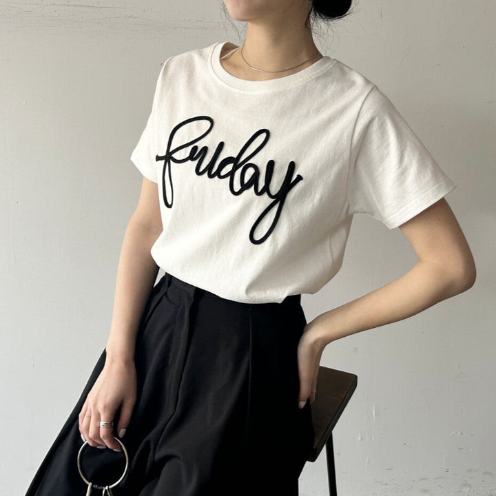 天竺棉繩狀刺繡草寫T恤 - 白｜classy chic｜預購