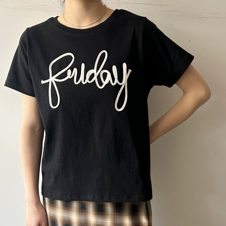 天竺棉繩狀刺繡草寫T恤 - 黑｜classy chic｜預購