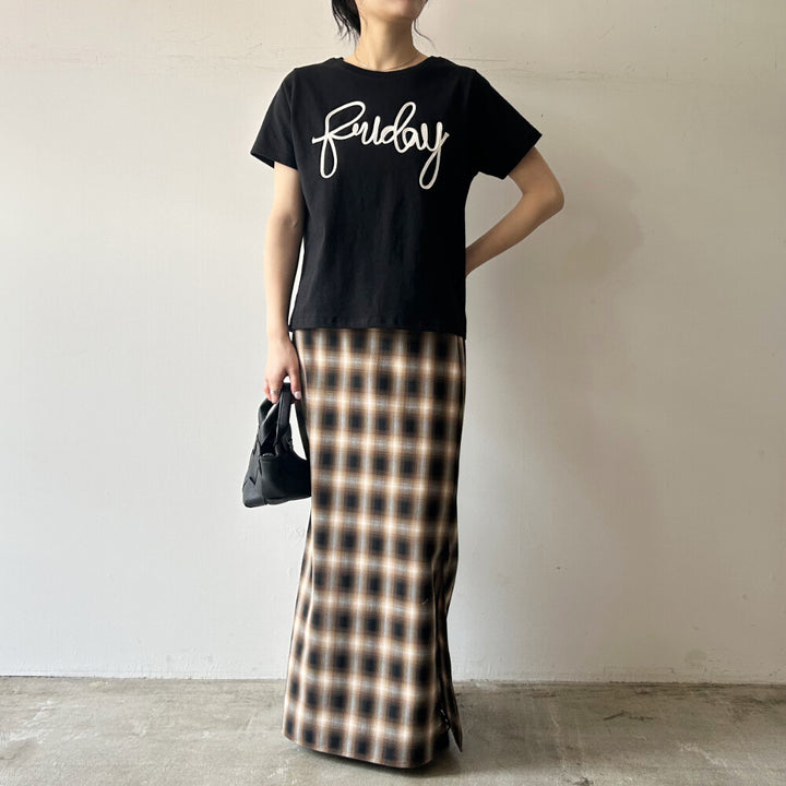 天竺棉繩狀刺繡草寫T恤 - 黑｜classy chic｜預購