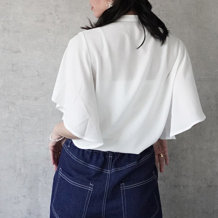 珍珠釦飾飄逸喇叭袖立領上衣 - 白｜classy chic