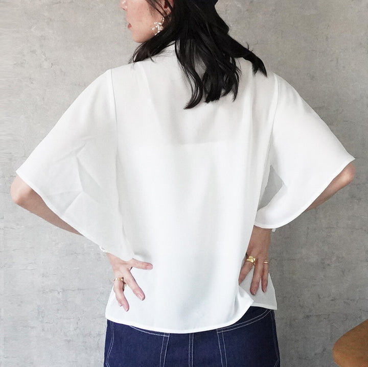 珍珠釦飾飄逸喇叭袖立領上衣 - 白｜classy chic