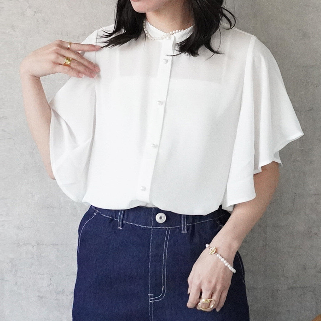 珍珠釦飾飄逸喇叭袖立領上衣 - 白｜classy chic