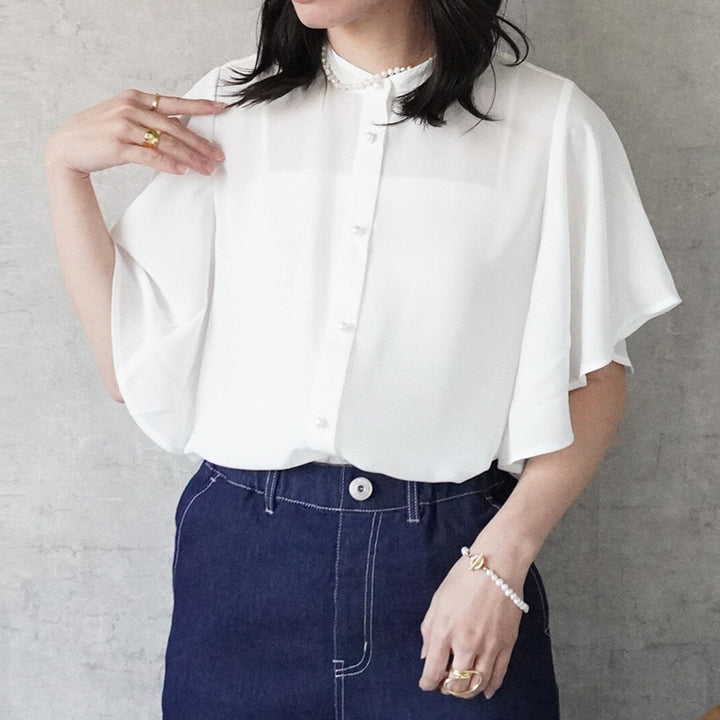 珍珠釦飾飄逸喇叭袖立領上衣 - 白｜classy chic