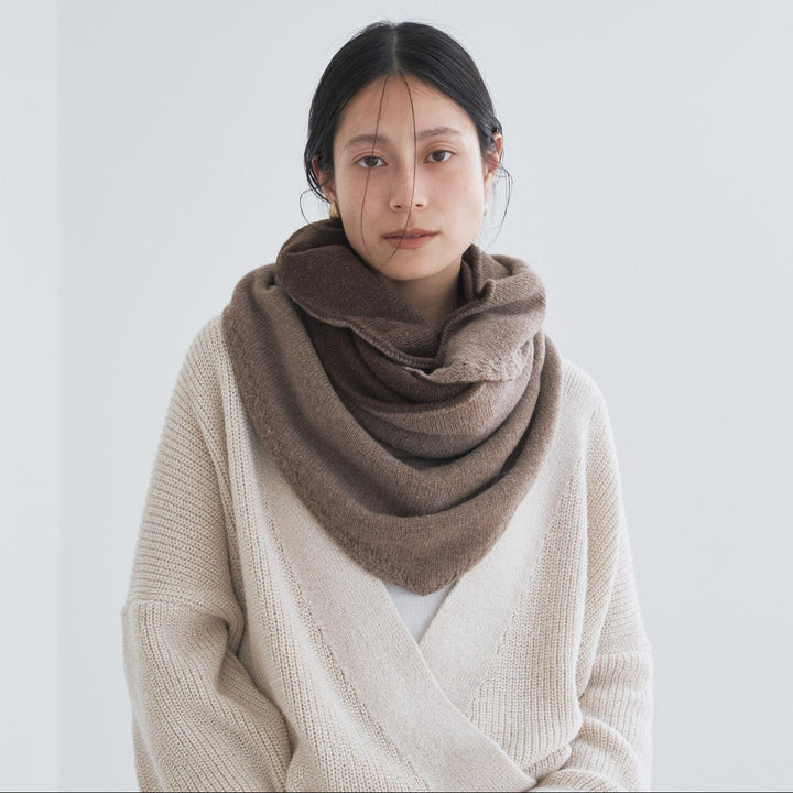 喀什米爾羊毛無縫三角披肩 - 棕｜Audrey and John Wad 日本製