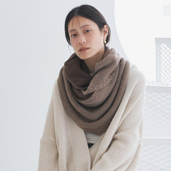 喀什米爾羊毛無縫三角披肩 - 棕｜Audrey and John Wad 日本製