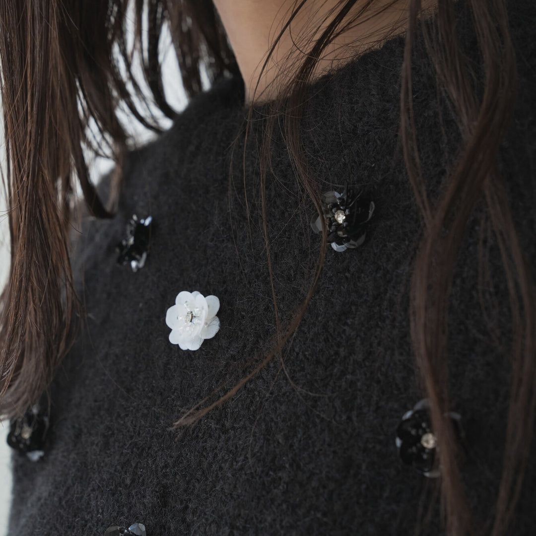 立體花朵裝飾針織上衣 - 黑｜Audrey and John Wad