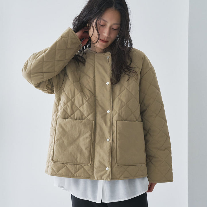 無領鋪棉壓紋短版外套 - 淺卡其｜Audrey and John Wad