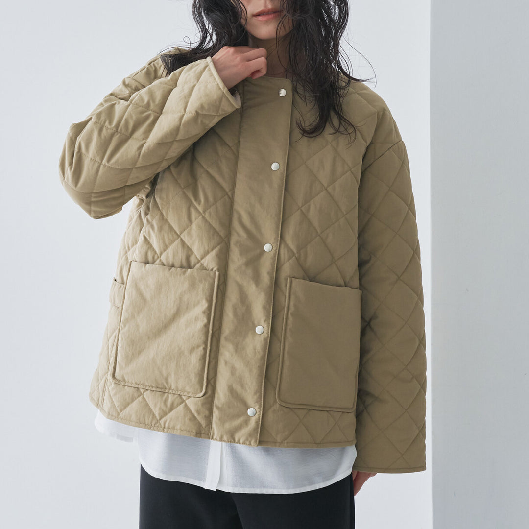 無領鋪棉壓紋短版外套 - 淺卡其｜Audrey and John Wad