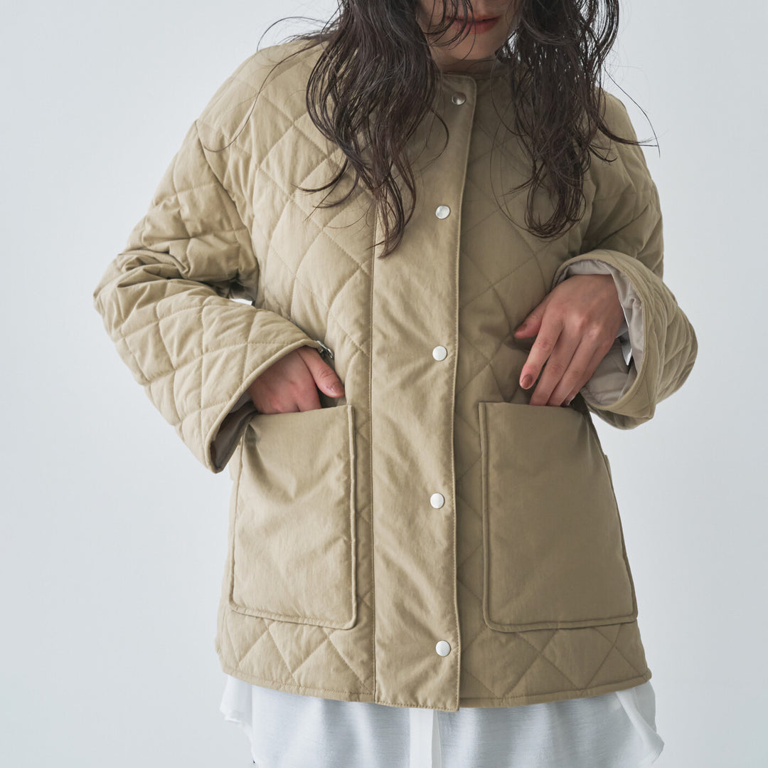 無領鋪棉壓紋短版外套 - 淺卡其｜Audrey and John Wad