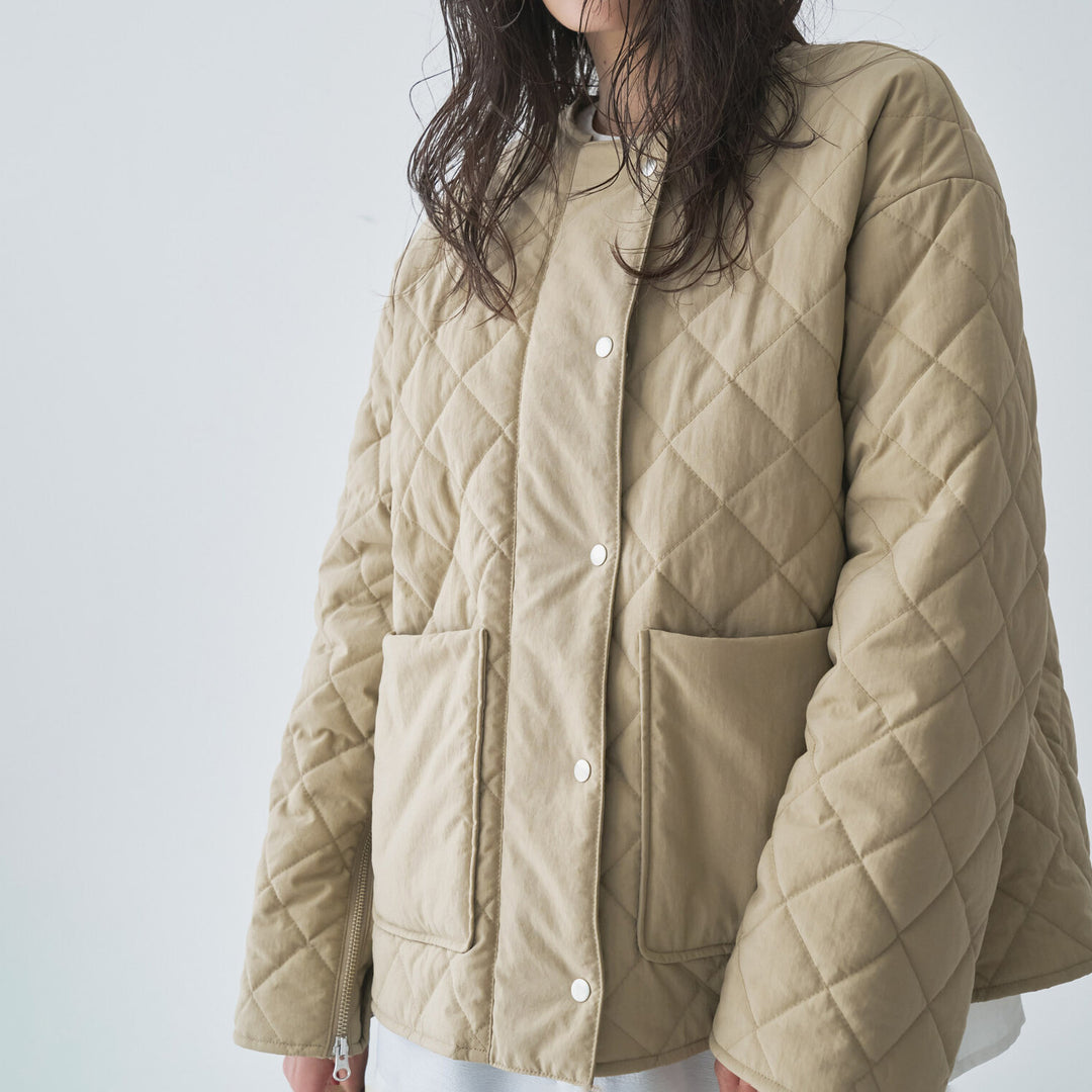 無領鋪棉壓紋短版外套 - 淺卡其｜Audrey and John Wad