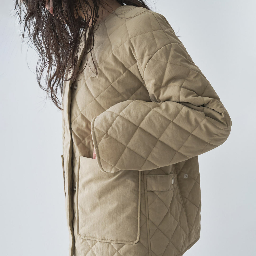 無領鋪棉壓紋短版外套 - 淺卡其｜Audrey and John Wad