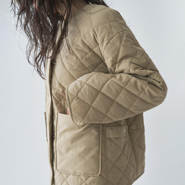 無領鋪棉壓紋短版外套 - 淺卡其｜Audrey and John Wad