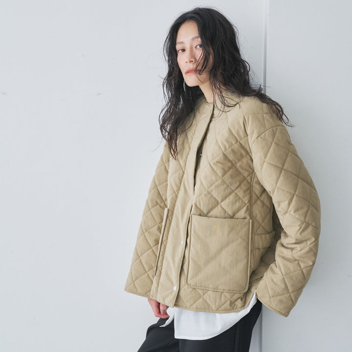 無領鋪棉壓紋短版外套 - 淺卡其｜Audrey and John Wad