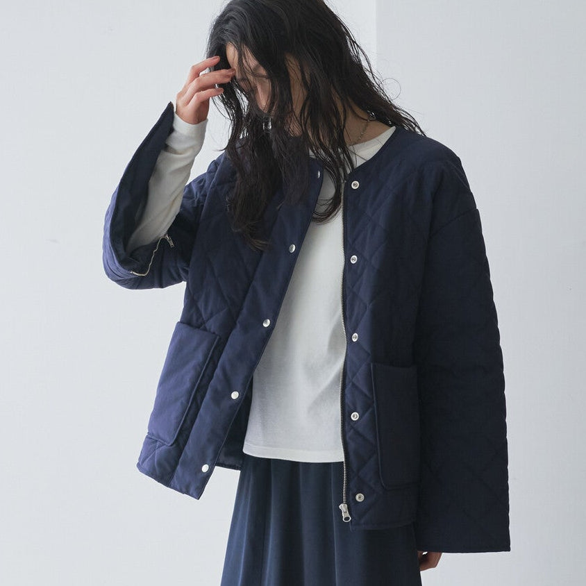 無領鋪棉壓紋短版外套 - 深藍｜Audrey and John Wad