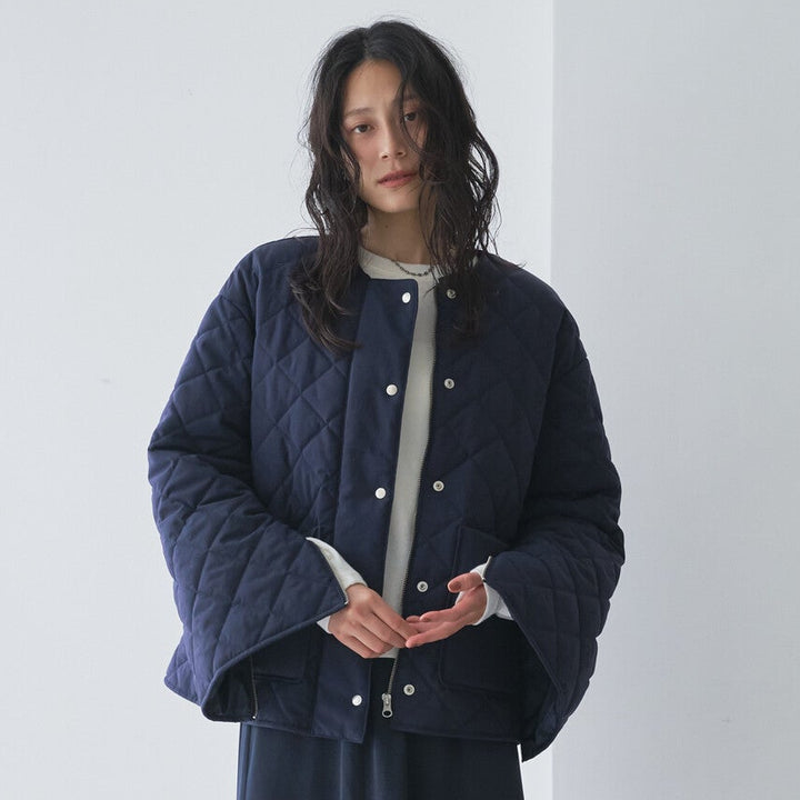 無領鋪棉壓紋短版外套 - 深藍｜Audrey and John Wad