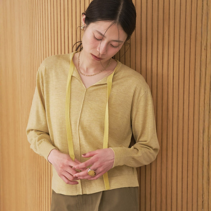 領口繩裝飾開領針織上衣 - 芥黃｜Audrey and John Wad
