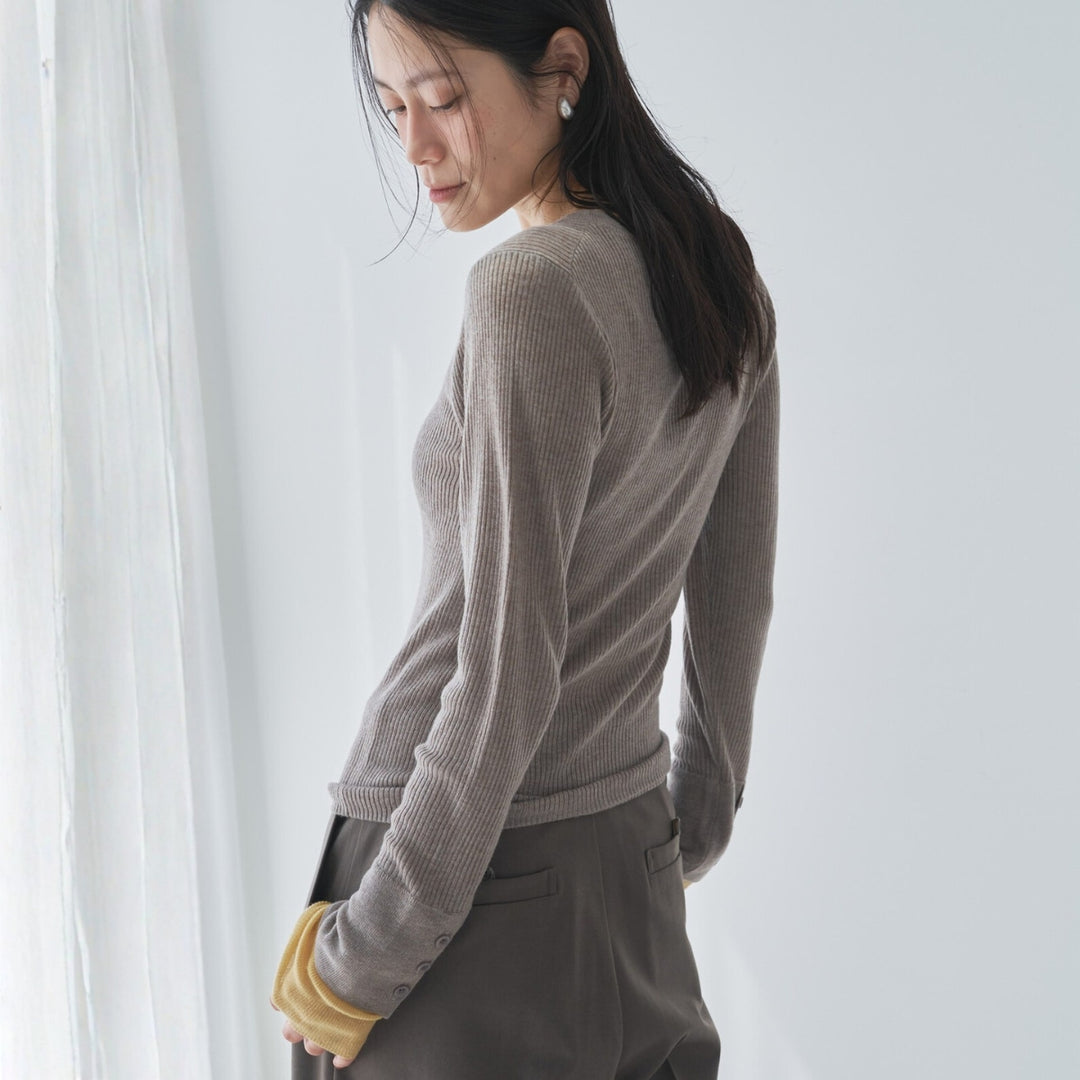 袖口拼色紐扣裝飾針織上衣 - 深米x芥黃｜Audrey and John Wad