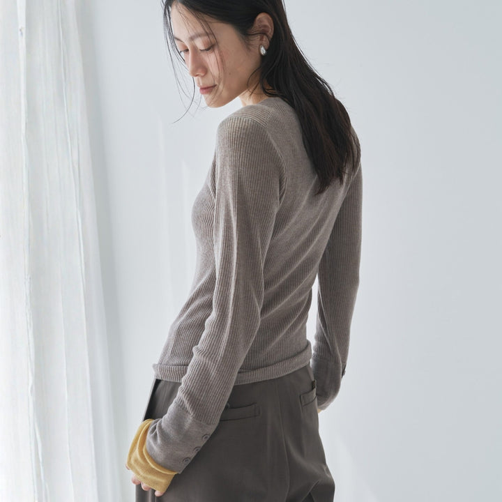 袖口拼色紐扣裝飾針織上衣 - 深米x芥黃｜Audrey and John Wad