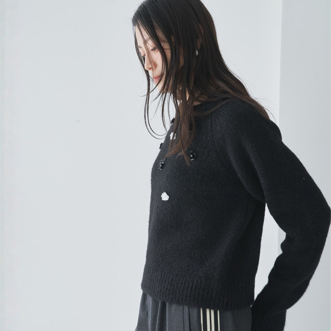 立體花朵裝飾針織上衣 - 黑｜Audrey and John Wad