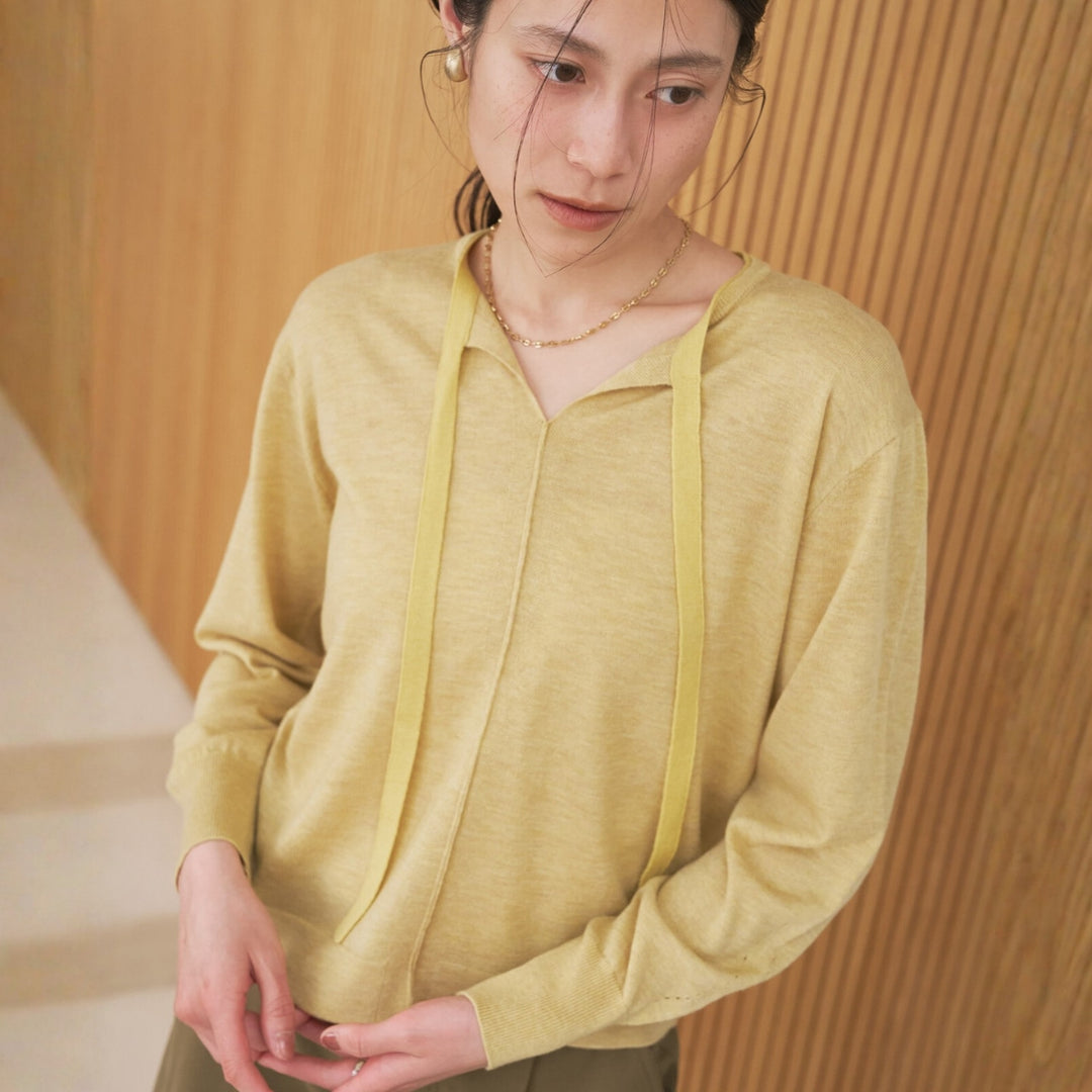領口繩裝飾開領針織上衣 - 芥黃｜Audrey and John Wad