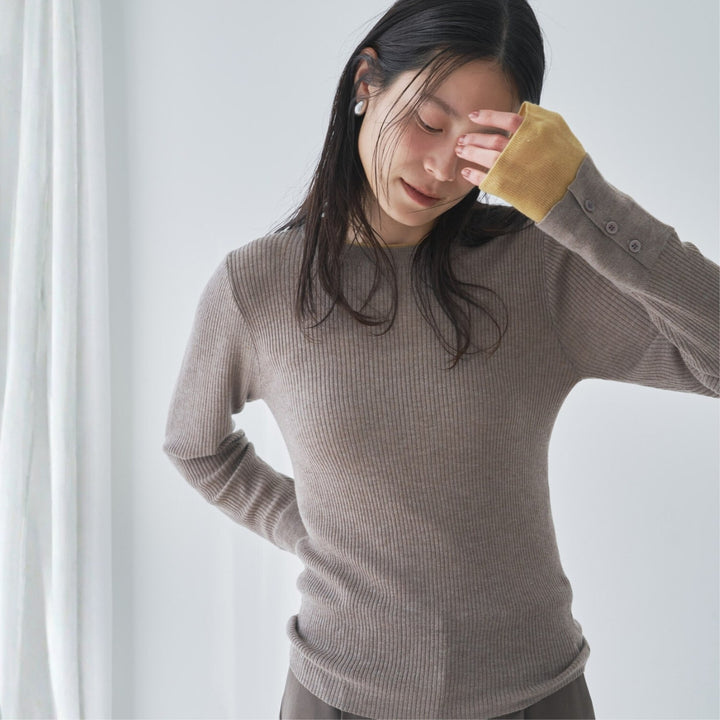 袖口拼色紐扣裝飾針織上衣 - 深米x芥黃｜Audrey and John Wad