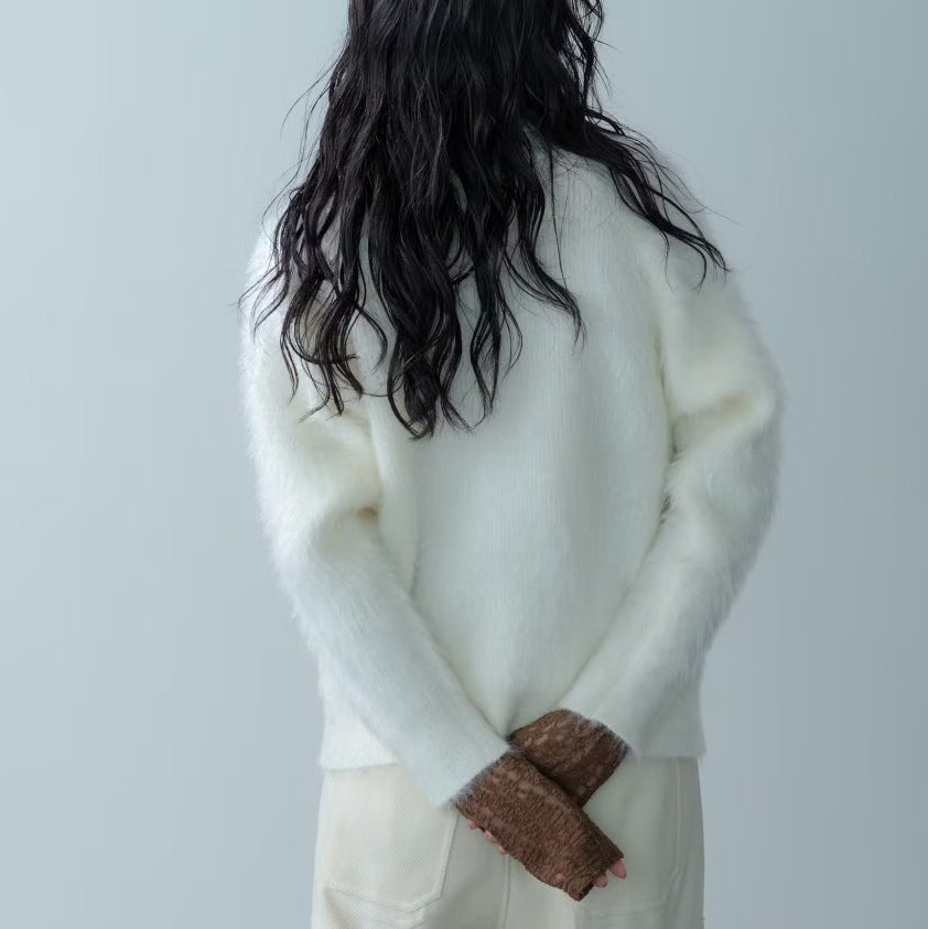 柔軟絨毛寬鬆V領開襟衫 - 米白｜GALLEST