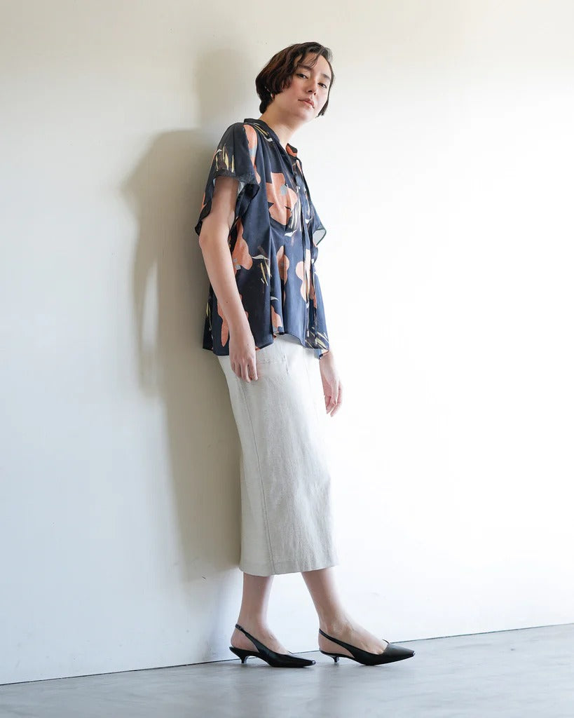花卉印花緞面上衣 - 深藍｜Lallia Mu 日本製