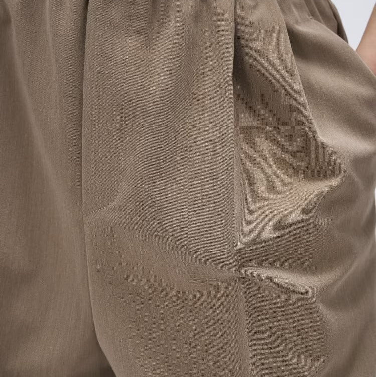 打褶設計鬆緊腰帶寬直筒褲 - 灰米｜cloenc