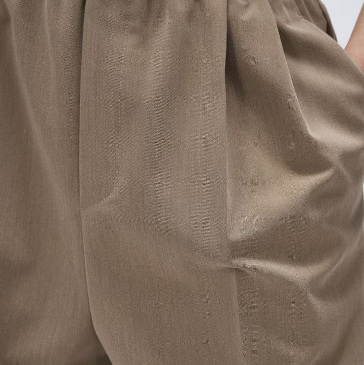 打褶設計鬆緊腰帶寬直筒褲 - 灰米｜cloenc