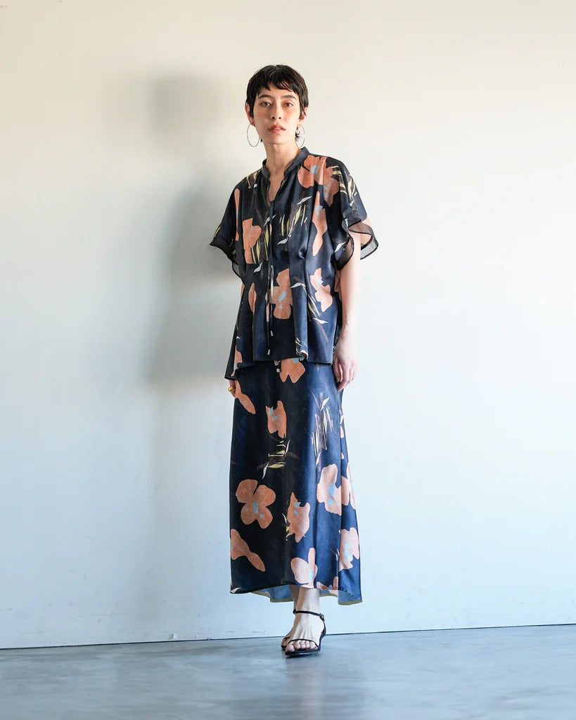 花卉印花緞面長裙 - 深藍｜Lallia Mu 日本製
