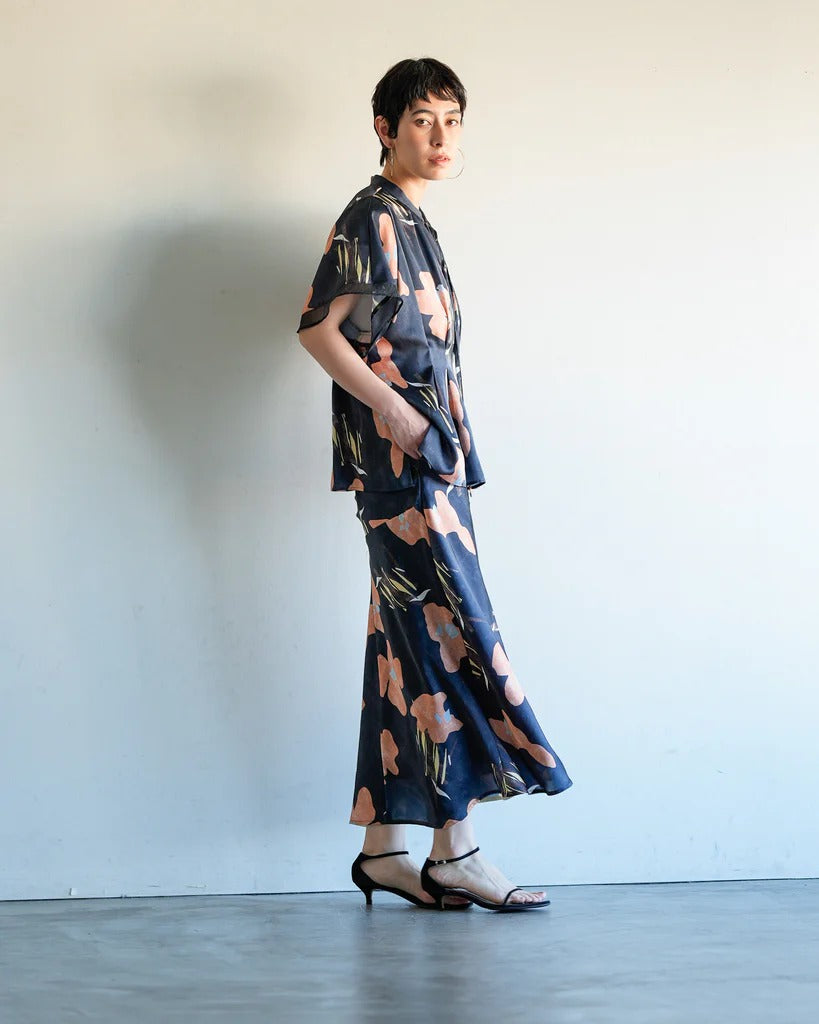 花卉印花緞面長裙 - 深藍｜Lallia Mu 日本製