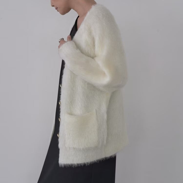 柔軟絨毛寬鬆V領開襟衫 - 米白｜GALLEST