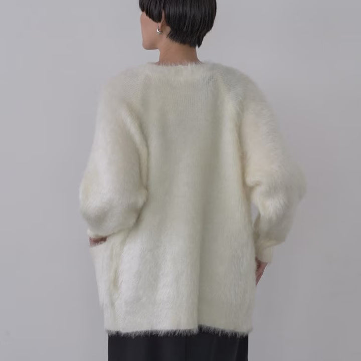 柔軟絨毛寬鬆V領開襟衫 - 米白｜GALLEST