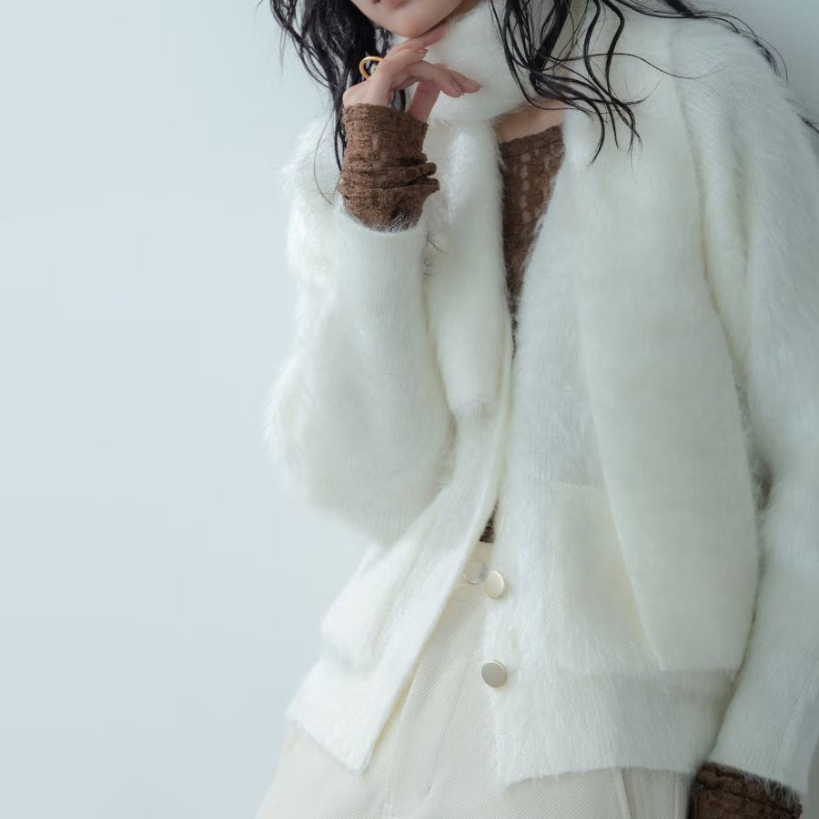 柔軟絨毛寬鬆V領開襟衫 - 米白｜GALLEST