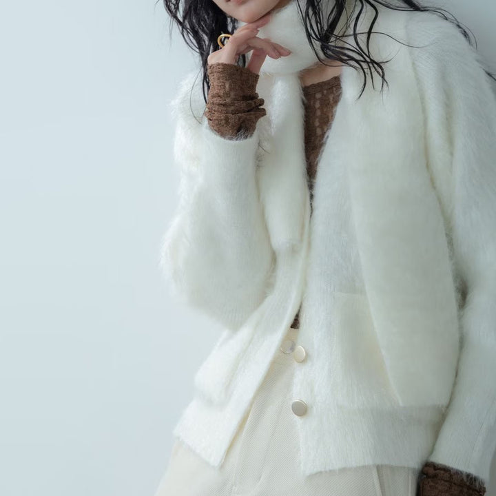 柔軟絨毛寬鬆V領開襟衫 - 米白｜GALLEST