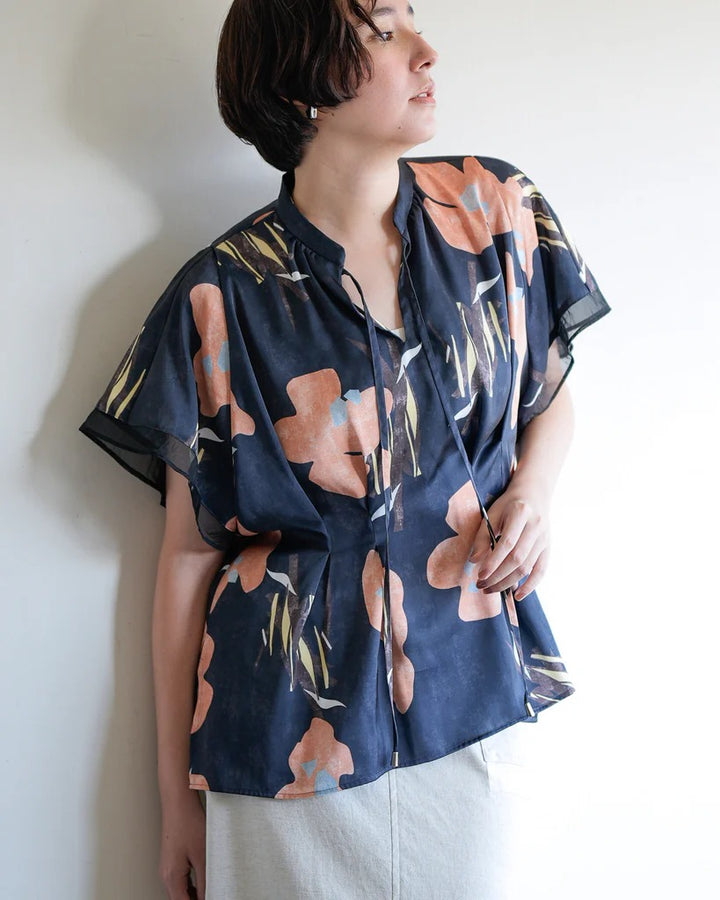 花卉印花緞面上衣 - 深藍｜Lallia Mu 日本製