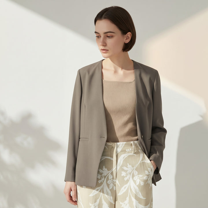 NANOKA LIVING ｜和洋選品 Ballsey 日本製卡其綠霧感喬其紗V領單釦外套，展現簡約優雅的日系職場穿搭風格。