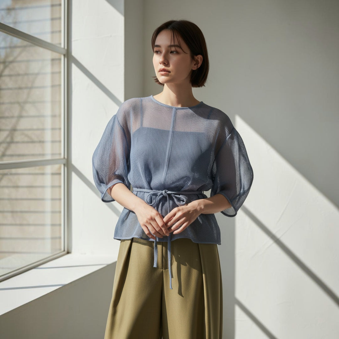 NANOKA LIVING｜和洋選品 藍色網狀格紋雪紡澎袖上衣，搭配同色系細肩帶內搭與綁帶設計，下身為卡其色寬褲。