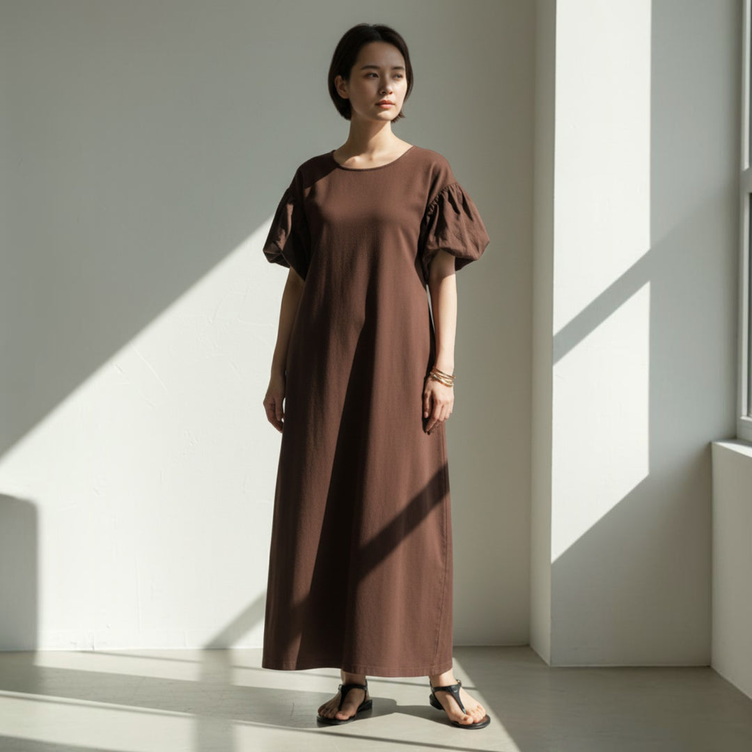NANOKA LIVING ｜和洋選品 棕色泡泡袖長洋裝，寬鬆廓形，適合日常休閒穿搭。