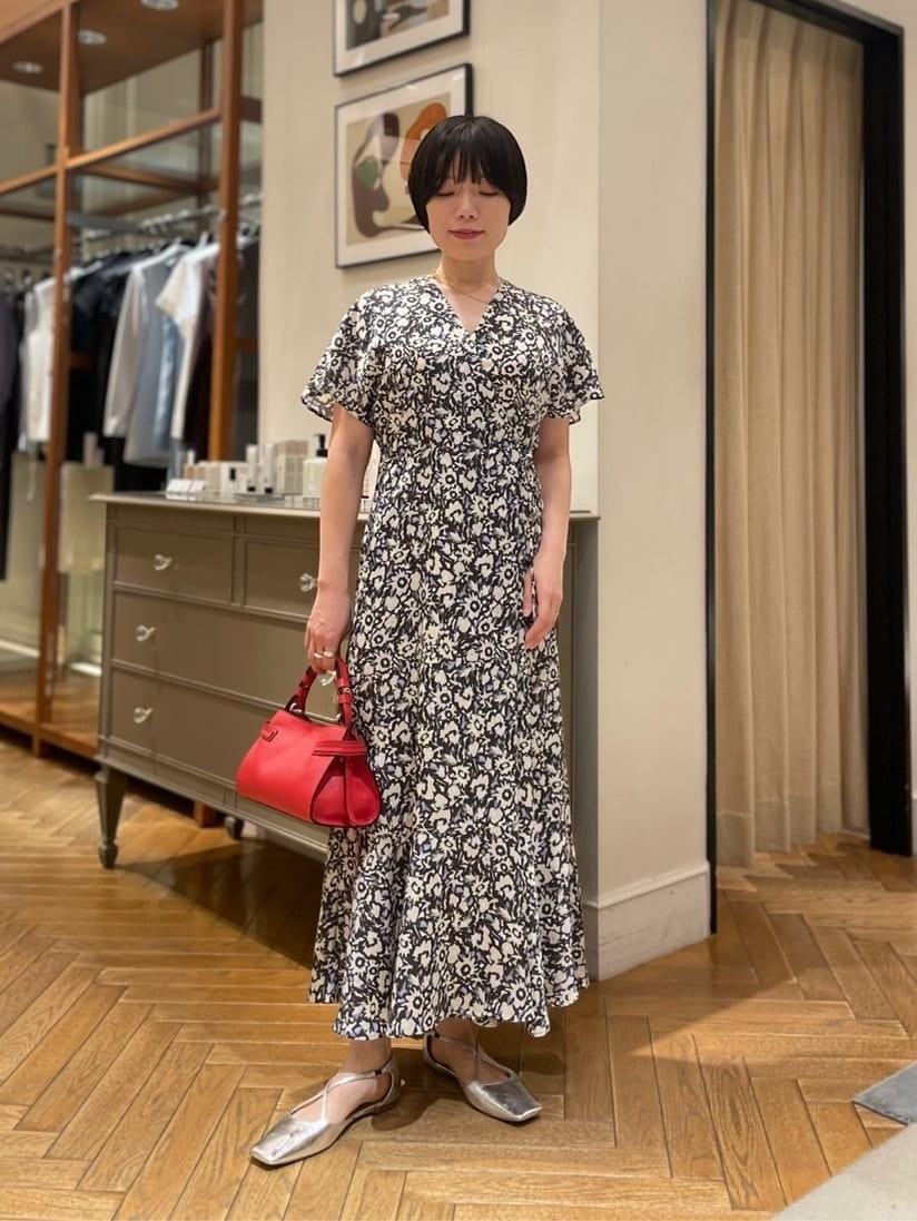 NANOKA LIVING ｜和洋選品 Ballsey 日本製象牙白田園花影印花洋裝，模特兒穿著V領短袖長裙搭配紅色手提包與銀色平底鞋。