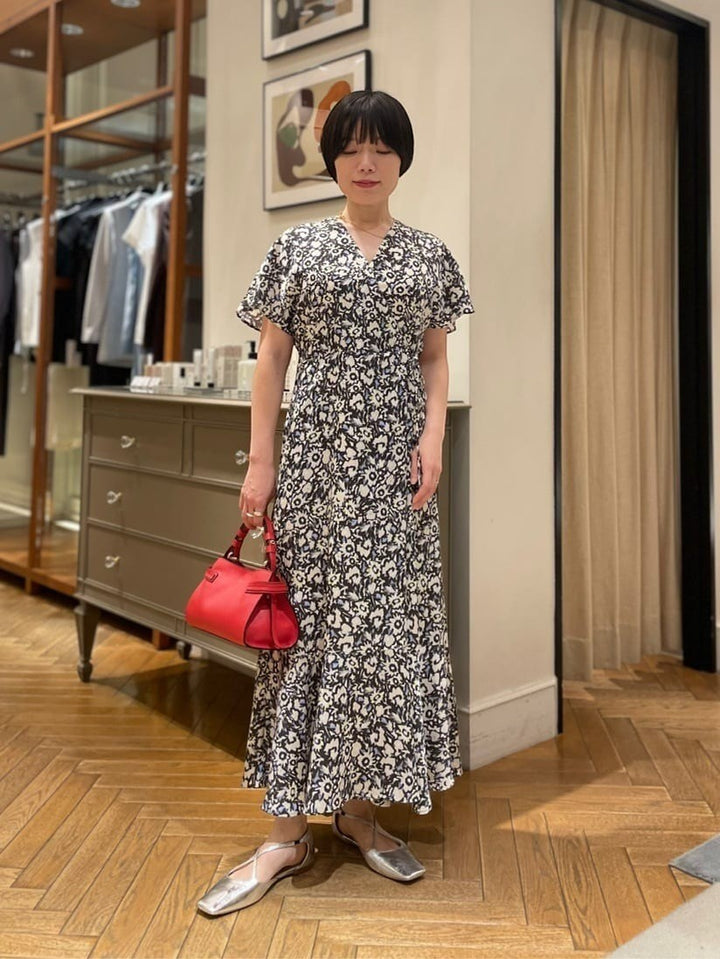 NANOKA LIVING ｜和洋選品 Ballsey 日本製象牙白田園花影印花洋裝，模特兒穿著V領短袖長裙搭配紅色手提包與銀色平底鞋。